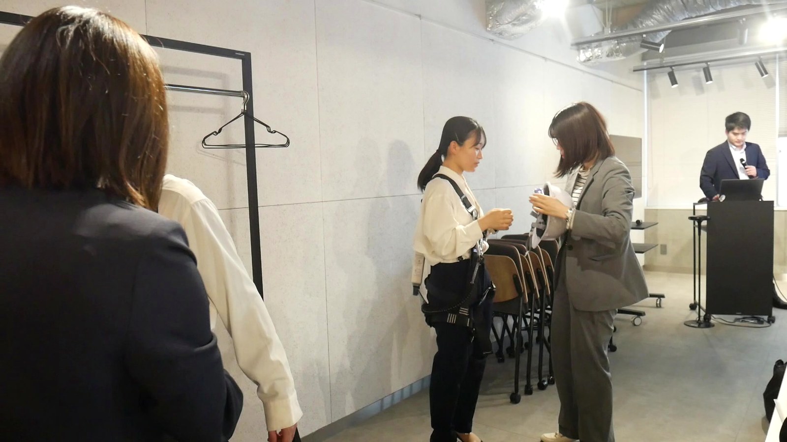 新卒社員と先輩社員の集合写真